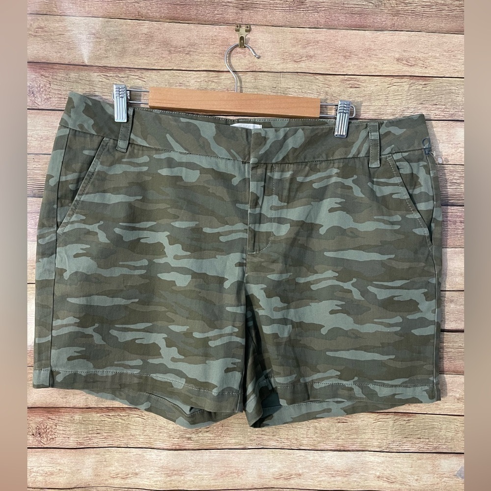 Caslon Women’s Green Camoflauge Shorts Mid Rise Cotton Casual Size: 16 NWOT